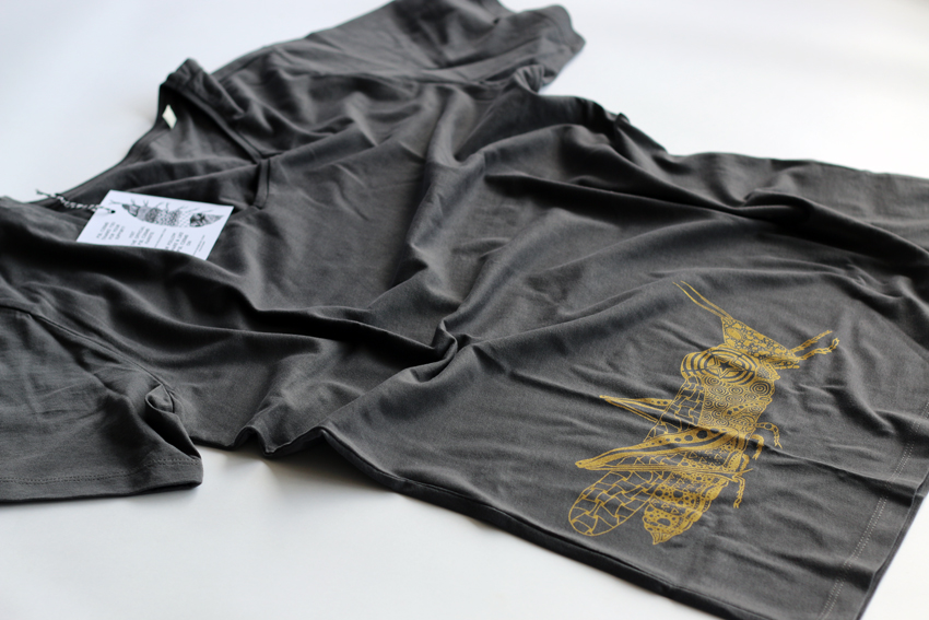 Men - Anthracite (V-neck) with golden Grasshopper - S (TS105)