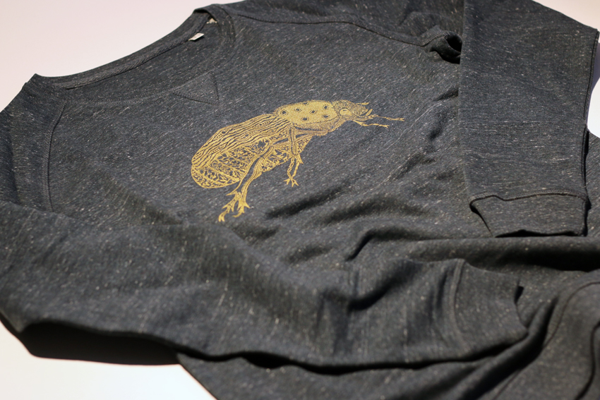 Men/Unisex - Dark heather grey with golden Scarab beetle - S (SWA018)