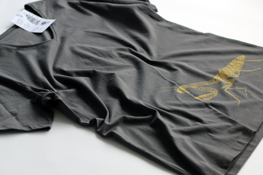 T-shirt - Men - Anthracite (V-neck) with golden Praying mantis - S (TS103)