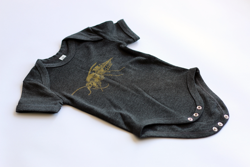 Bodysuit - Heather dark grey with golden hornet - 12-18mths (B032)