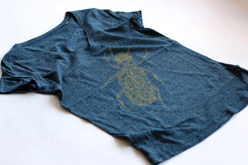 Women - Heather blue denim (v-neck) with golden Beetle - S (TS065)