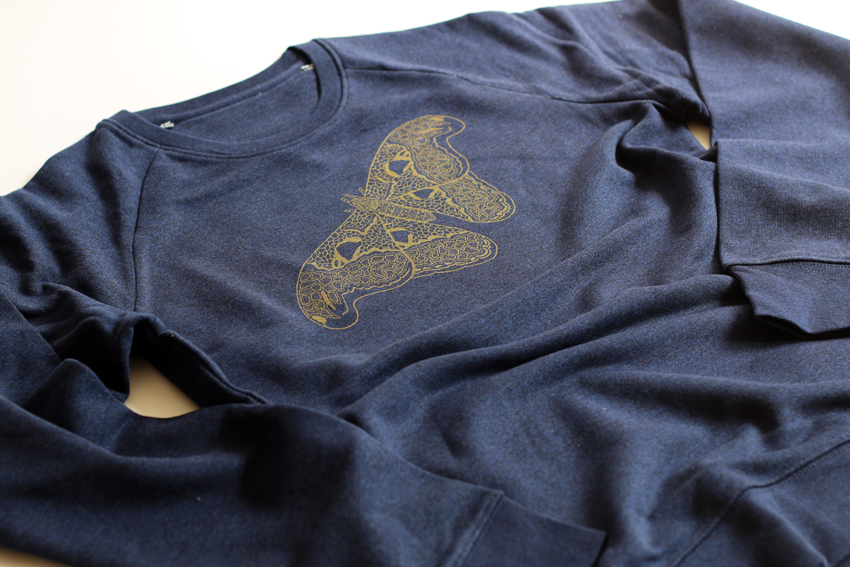 Men/Unisex - Black heather blue with golden Atlas moth - XXL (SWA113)